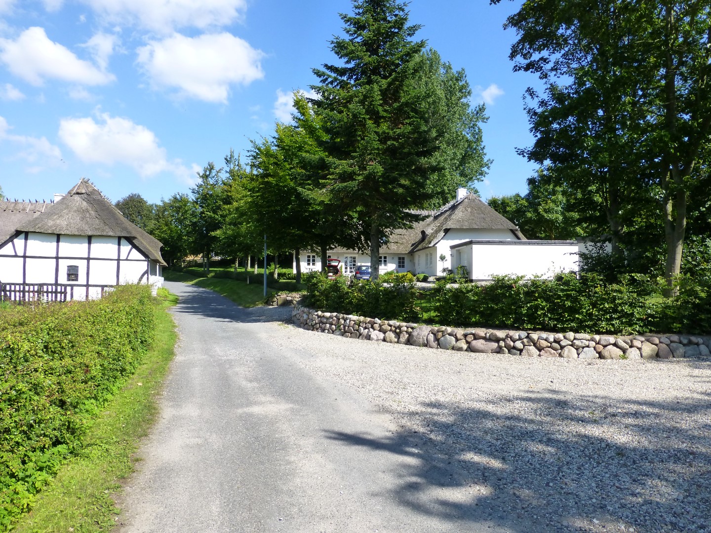 To stråtækte huse i Føns Landsby om sommeren.