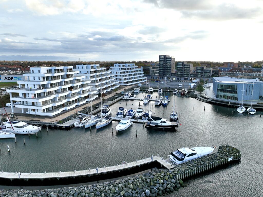 Dronebillede fra havnefront med nybyggeri i Middelfart.